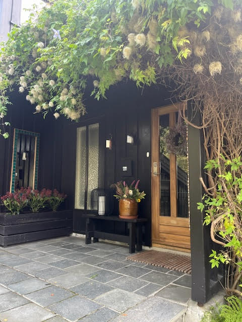 Uterom tilpasset naturen med treverk og beplantning.