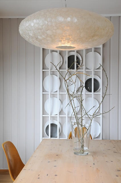 Stemningsfull belysning i spisestue med designlampe i trefinér.